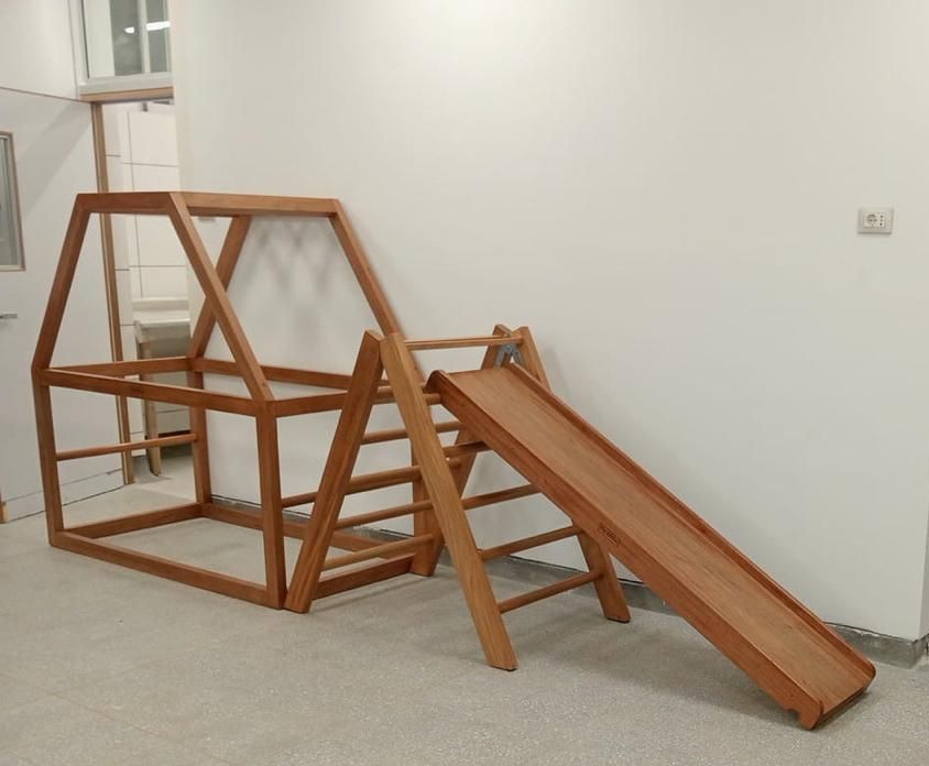 Estructura de juegos infantiles de madera con tobogán, recién ensamblada