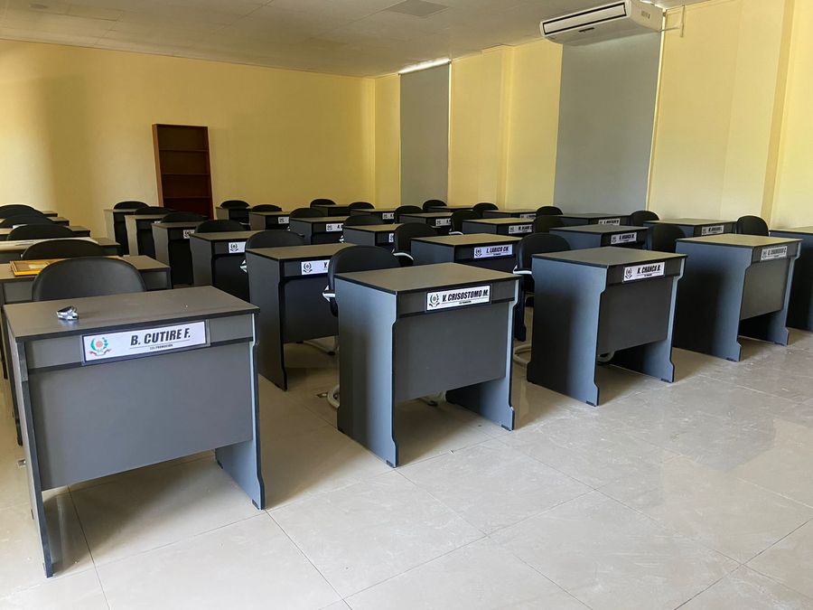 Aula equipada con carpetas de melamina gris con placas de identificación
