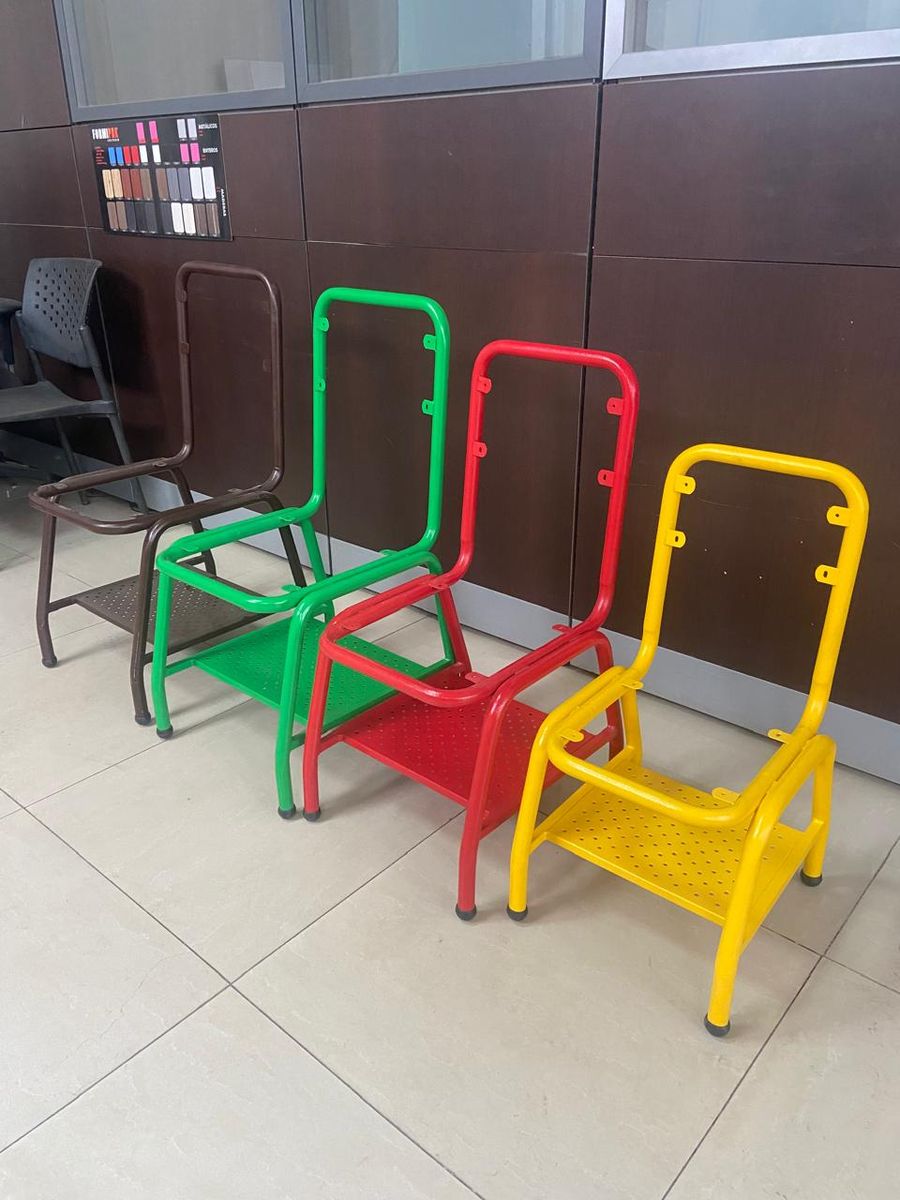 Estructuras metálicas de sillas en distintos colores, muestra de acabados