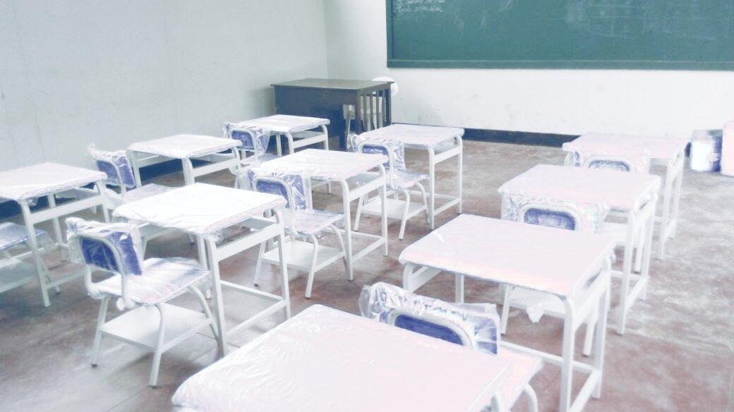 Aula de educación básica con mesas y sillas de madera Dismardi