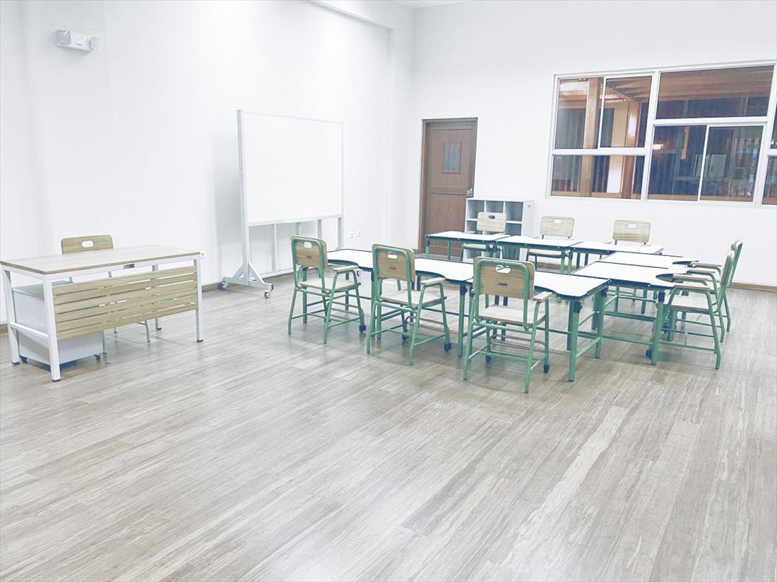 Aula equipada con carpetas y mobiliario escolar Dismardi