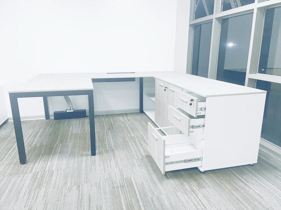 Escritorio gerencial instalado en oficina institucional del Estado