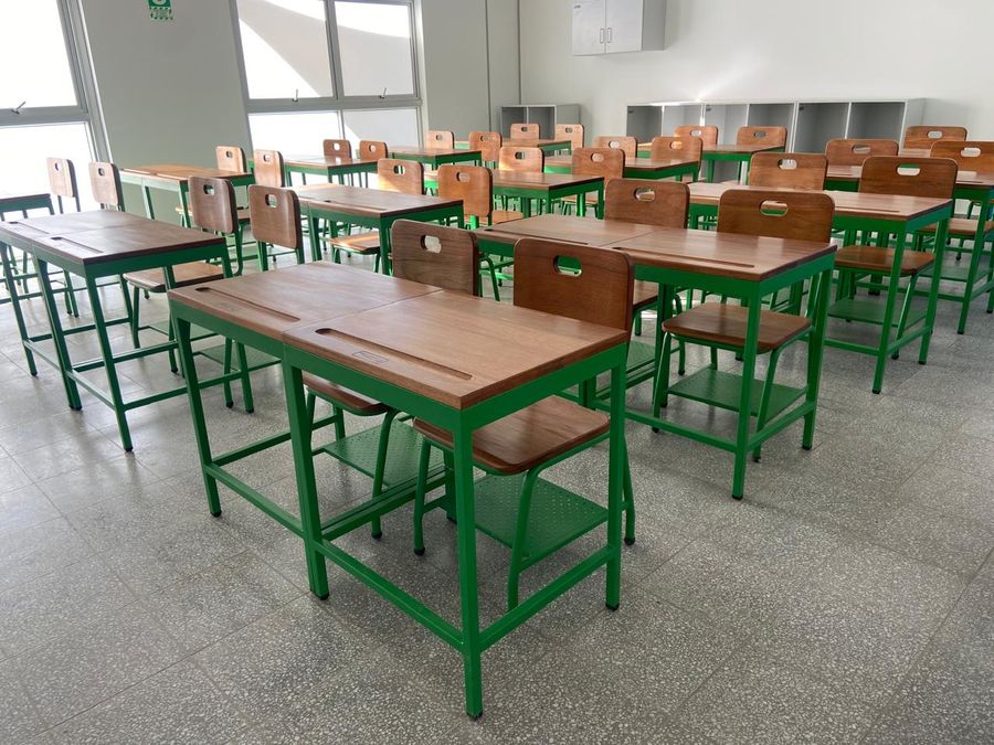 Aula equipada con carpetas escolares de estructura verde Dismardi