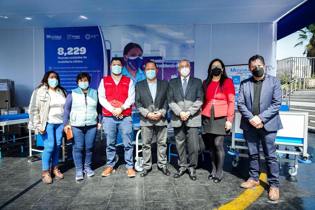 Ceremonia oficial de entrega de mobiliario clínico a EsSalud