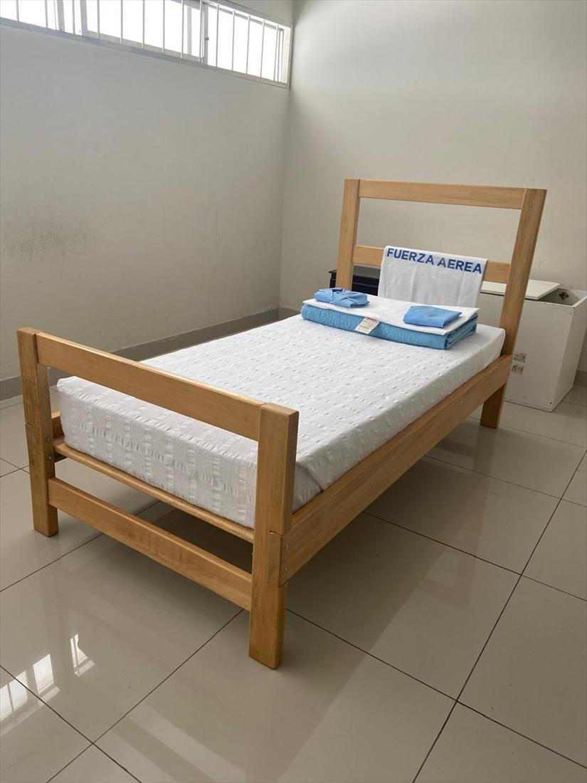 Cama institucional de madera fabricada por Dismardi