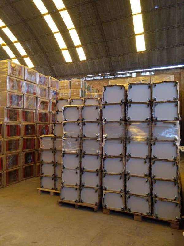 Pallets de casilleros metálicos envueltos, apilados en almacén
