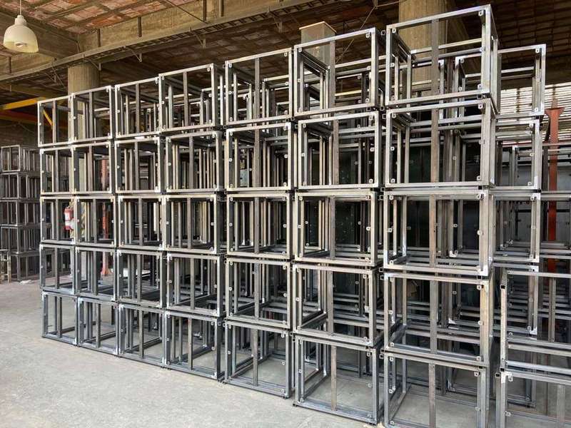 Bastidores metálicos soldados apilados en el taller