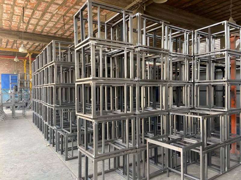Filas de bastidores metálicos soldados en proceso de producción
