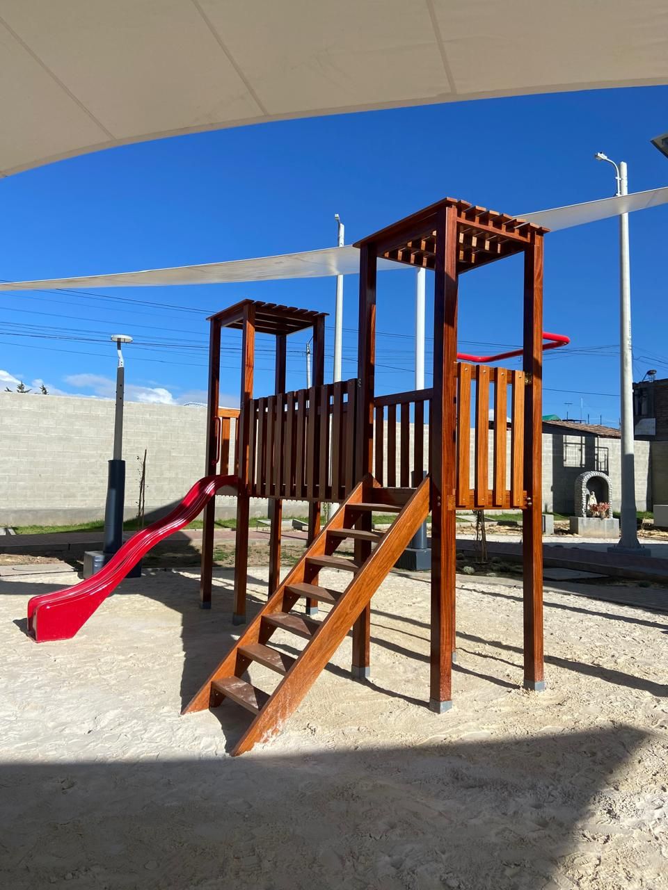 Juegos infantiles de madera con tobogán, proyecto especial Dismardi