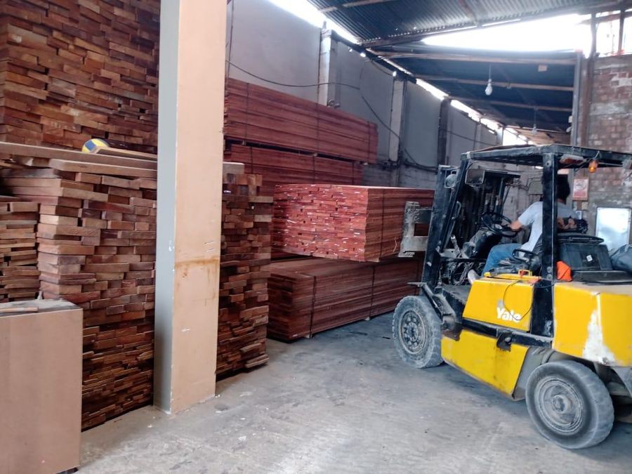 Montacargas trasladando madera aserrada de procedencia legal en la planta